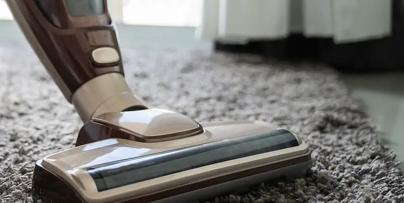 cleaning carpet with an upright vacuum cleaner